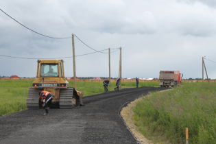 Укладка финишного покрытия из асфальтовой крошки во второй очереди поселка.