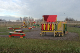 Детская площадка в КП «Любовино» (октябрь 2015)